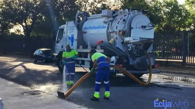 Trabajos preventivos en el recinto ferial de Écija