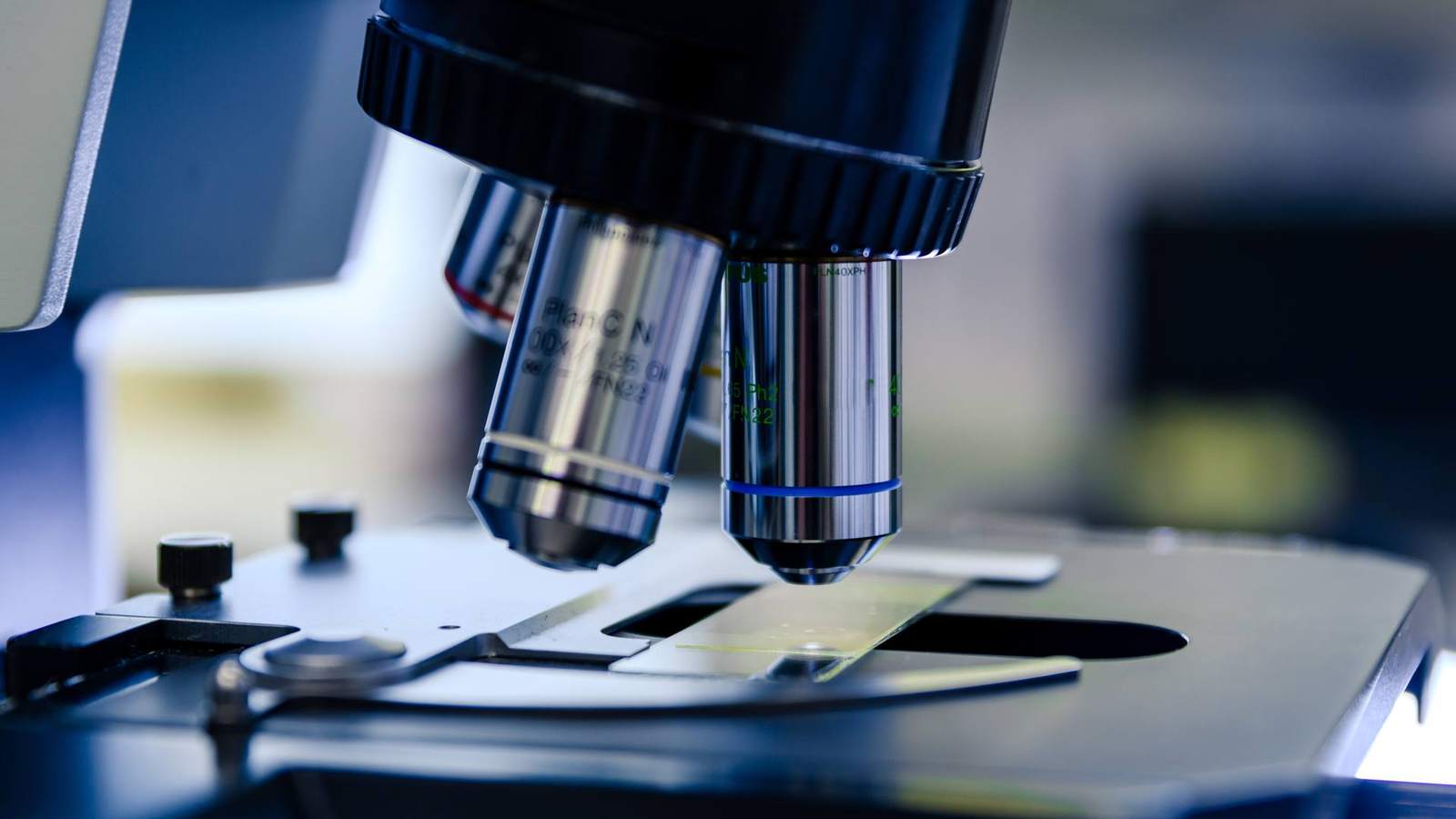 Microscopio de un laboratorio de análisis de aguas